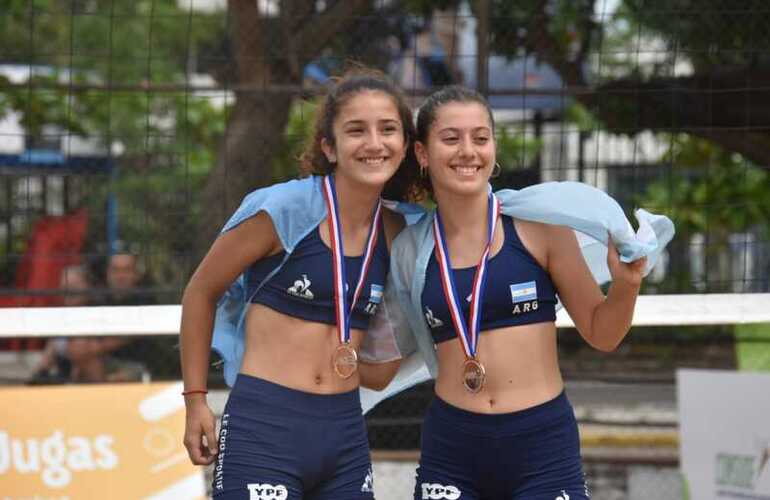 Imagen de Sol Chiummiento, de C.A.U., fue Medalla de Bronce en Beach Vóley en el Sudamericano de Paraguay.