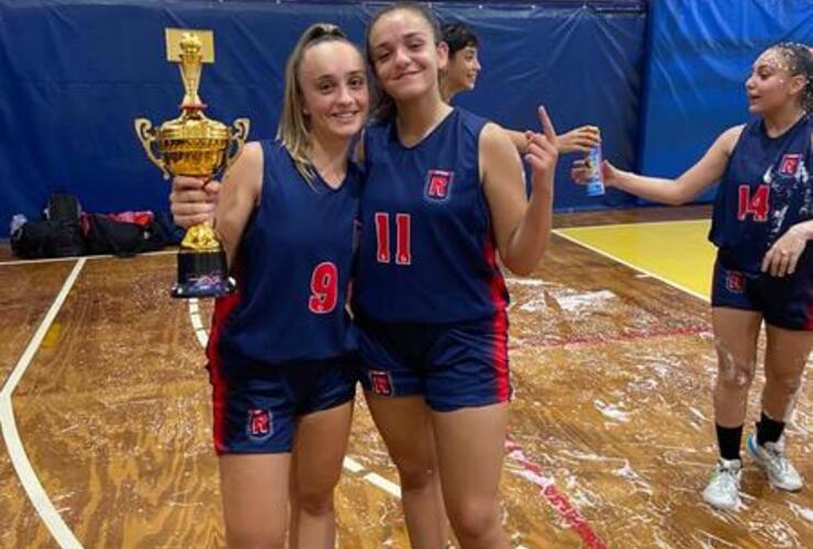 Imagen de Gianelli y Miño, de básquet Unión, son Campeonas con la Selección Rosarina U17 en Pergamino.