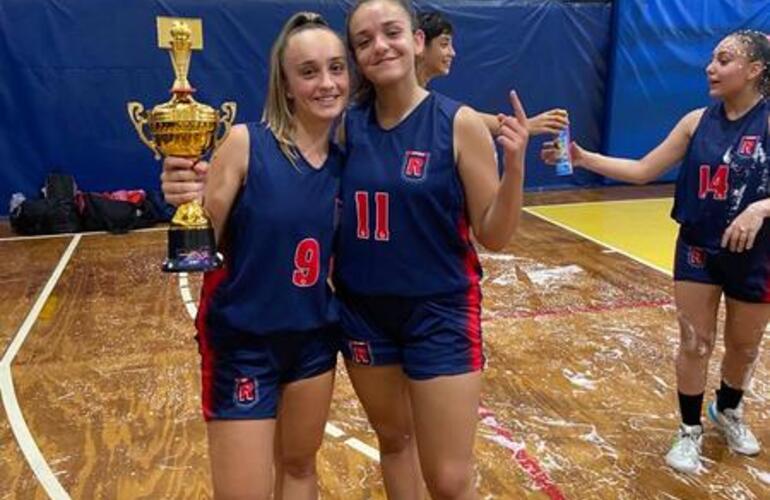 Imagen de Gianelli y Miño, de básquet Unión, son Campeonas con la Selección Rosarina U17 en Pergamino.