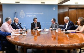 Imagen de Volkswagen fabricar&aacute; camiones y buses en el pa&iacute;s y Massa destac&oacute; el rol de la industria automotriz