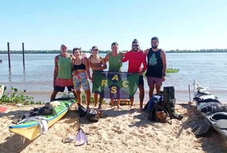 Imagen de Kayakistas del Rowing Club, hicieron la travesía Arroyo Seco-Campana.
