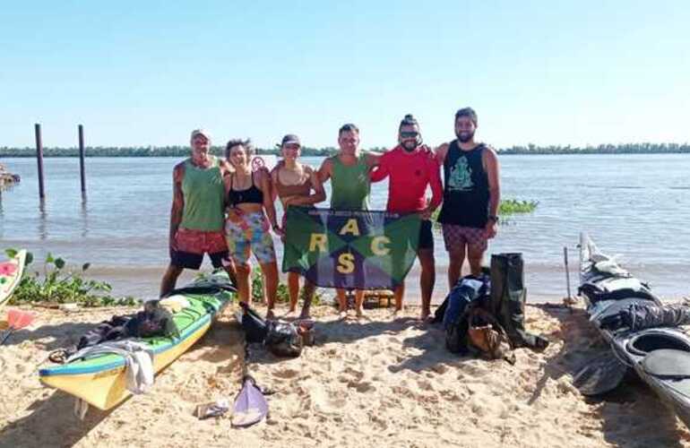 Imagen de Kayakistas del Rowing Club, hicieron la travesía Arroyo Seco-Campana.