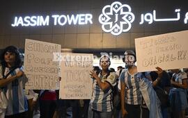 Imagen de Hinchas argentinos hicieron �piquete� en Qatar para reclamar entradas a precios oficiales