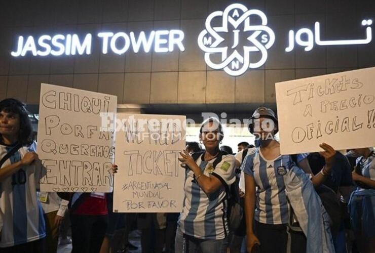 Imagen de Hinchas argentinos hicieron piquete en Qatar para reclamar entradas a precios oficiales