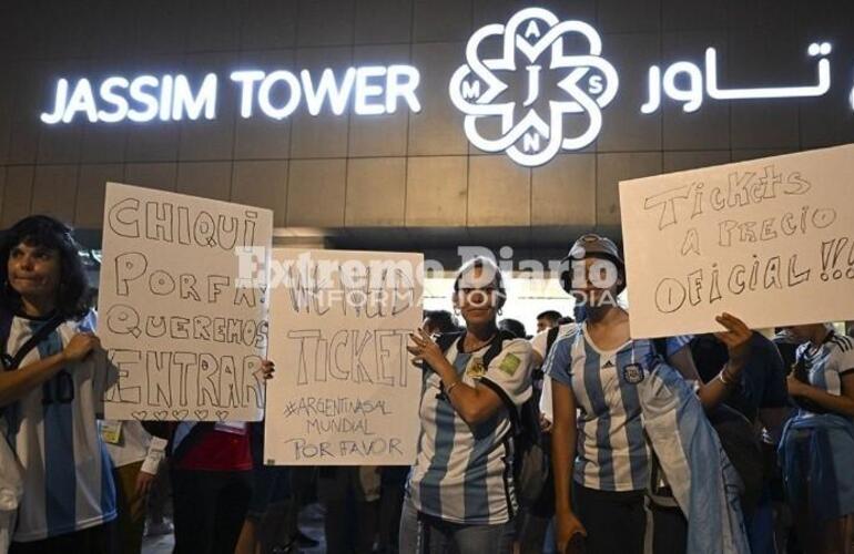 Imagen de Hinchas argentinos hicieron piquete en Qatar para reclamar entradas a precios oficiales