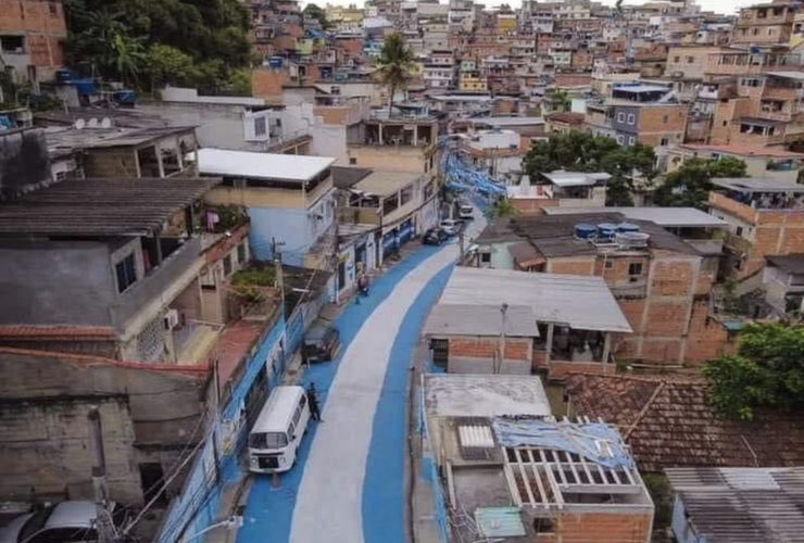 Imagen de En una Favela de Brasil, pintaron las calles con los colores albicelestes en apoyo a Argentina.