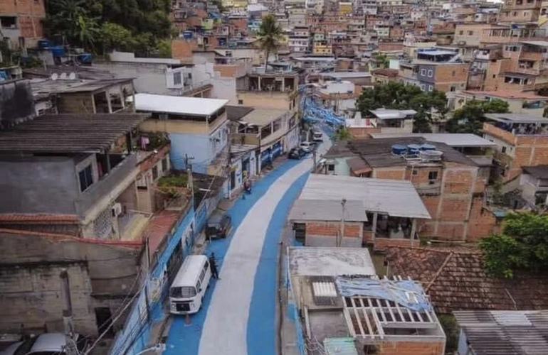 Imagen de En una Favela de Brasil, pintaron las calles con los colores albicelestes en apoyo a Argentina.