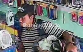 Imagen de Vendedor ambulante rob&oacute; en un comercio