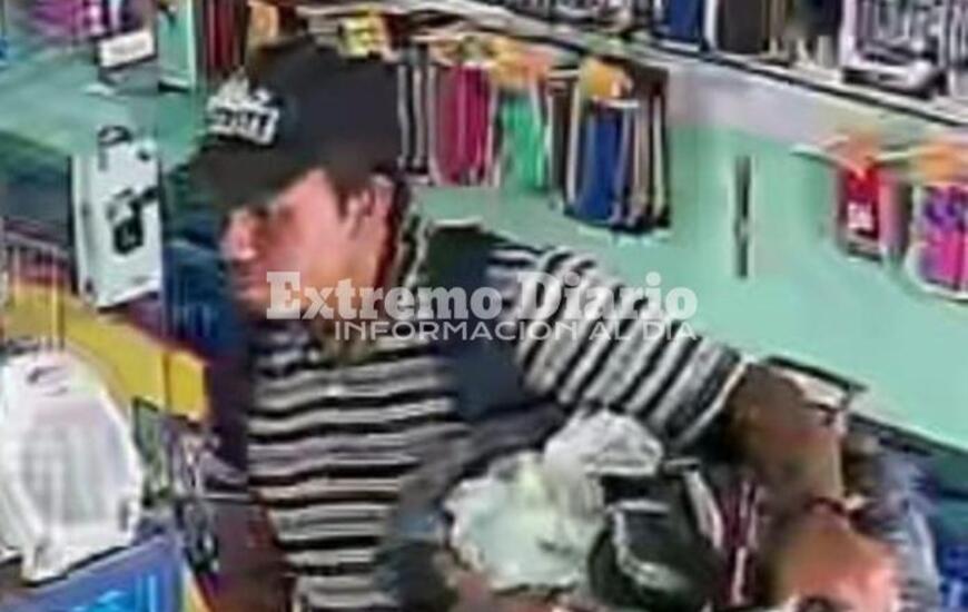 Imagen de Vendedor ambulante rob&oacute; en un comercio