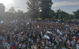 El martes, cuando Argentina venci&oacute; a Croacia y pas&oacute; a la final de la Copa, gran cantidad de venadenses se volcaron a la esquina de Belgrano y 25 Mayo.