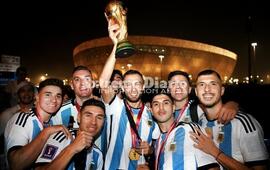 Imagen de La selecci&oacute;n sali&oacute; a festejar por las calles de Doha en un descapotable: "Esp&eacute;rennos que ahora vamos para all&aacute;"