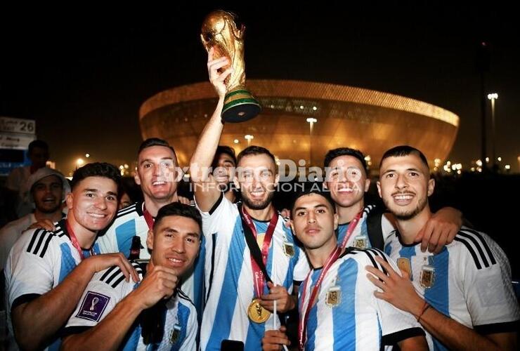 Imagen de La selección salió a festejar por las calles de Doha en un descapotable: "Espérennos que ahora vamos para allá"