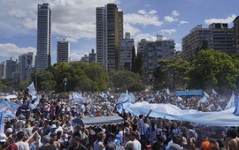 Imagen de El Monumento a la Bandera el epicentro de la euforia