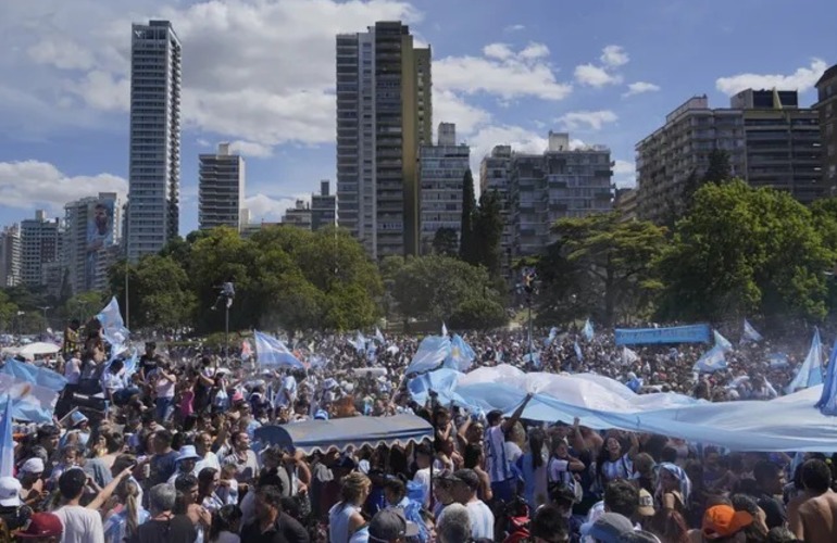 Imagen de El Monumento a la Bandera el epicentro de la euforia