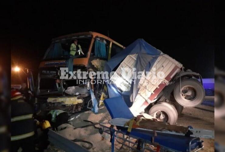 Imagen de Choque fatal entre un camión y un colectivo en el cruce de la Ruta 34 y A012