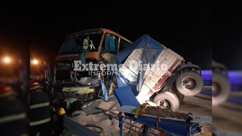 Imagen de Choque fatal entre un cami&oacute;n y un colectivo en el cruce de la Ruta 34 y A012
