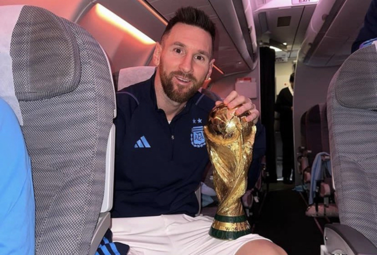 Imagen de Leo Messi y sus compañeros, viajan rumbo a Argentina con la Copa del Mundo para festejar en el Obelisco.