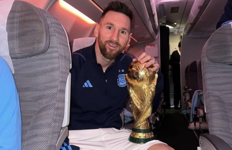 Imagen de Leo Messi y sus compañeros, viajan rumbo a Argentina con la Copa del Mundo para festejar en el Obelisco.