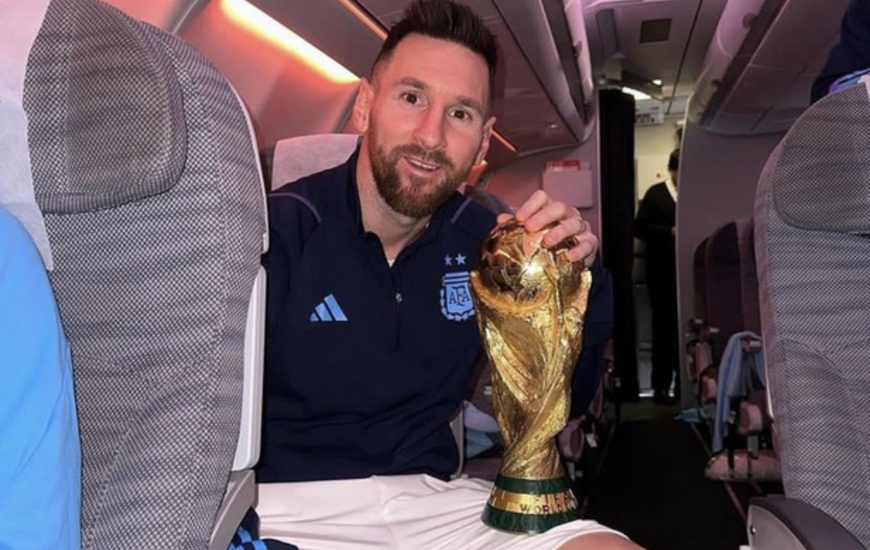 Imagen de Leo Messi y sus compa&ntilde;eros, viajan rumbo a Argentina con la Copa del Mundo para festejar en el Obelisco.