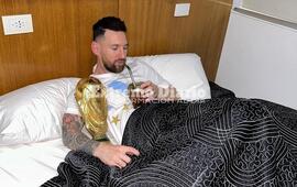 Imagen de Lionel Messi se despert&oacute;, dio el "buen d&iacute;a" y tom&oacute; mates abrazado con la Copa del Mundo