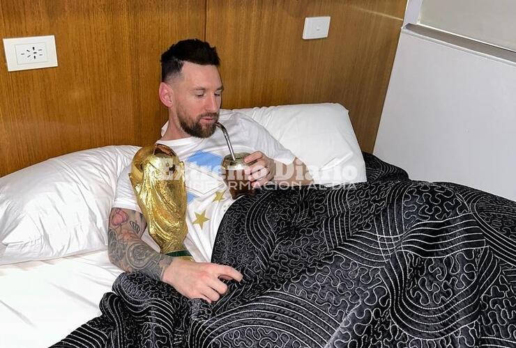 Imagen de Lionel Messi se despertó, dio el "buen día" y tomó mates abrazado con la Copa del Mundo