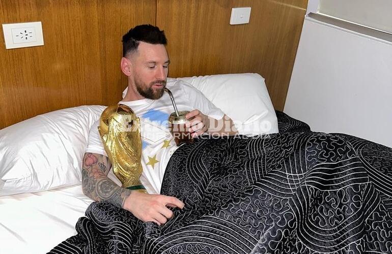 Imagen de Lionel Messi se despertó, dio el "buen día" y tomó mates abrazado con la Copa del Mundo