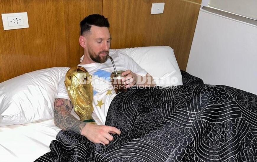 Imagen de Lionel Messi se despert&oacute;, dio el "buen d&iacute;a" y tom&oacute; mates abrazado con la Copa del Mundo