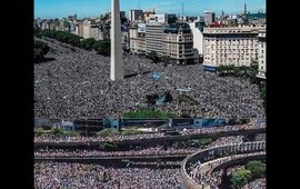 Imagen de M&aacute;s de 5 millones de hinchas argentinos, se convocaron para recibir a los Campeones del Mundo en una Caravana multitudinaria.