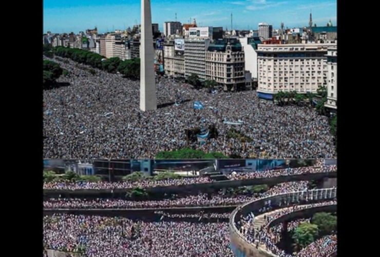 Imagen de Más de 5 millones de hinchas argentinos, se convocaron para recibir a los Campeones del Mundo en una Caravana multitudinaria.