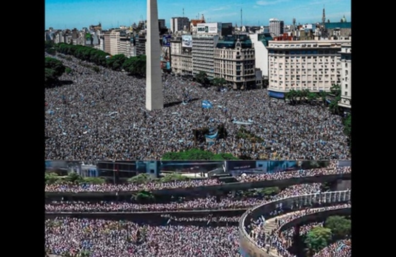 Imagen de Más de 5 millones de hinchas argentinos, se convocaron para recibir a los Campeones del Mundo en una Caravana multitudinaria.