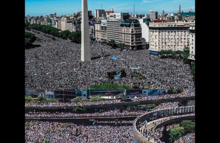 Imagen de M&aacute;s de 5 millones de hinchas argentinos, se convocaron para recibir a los Campeones del Mundo en una Caravana multitudinaria.