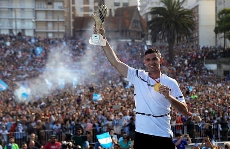 Otro de los h&eacute;roes de Qatar que volvi&oacute; a sus pagos a celebrar.