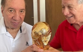 Imagen de Carlos Bilardo tuvo la visita de la Copa del Mundo