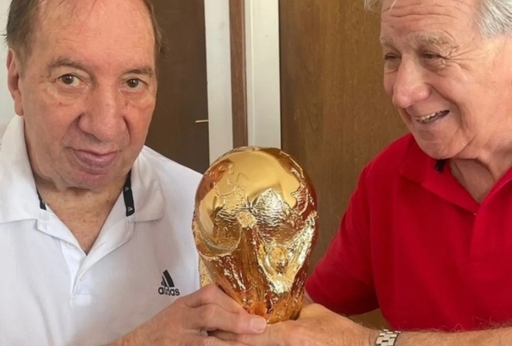 Imagen de Carlos Bilardo tuvo la visita de la Copa del Mundo