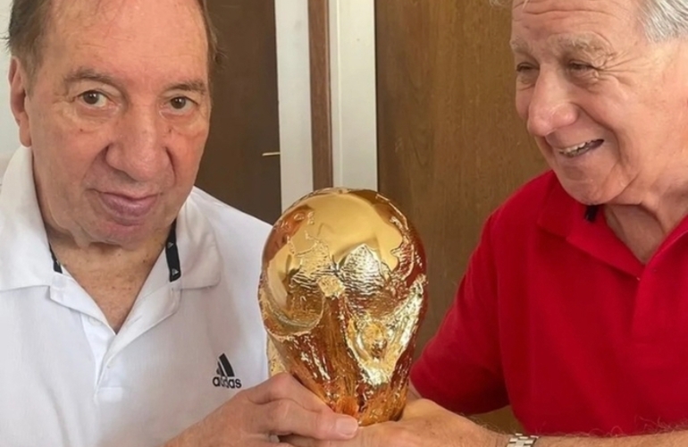 Imagen de Carlos Bilardo tuvo la visita de la Copa del Mundo