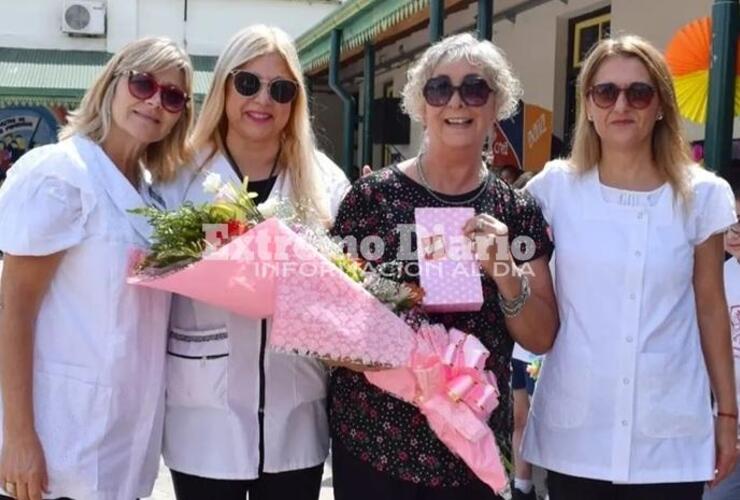 Imagen de Reconocimiento a Isabel Divecchio por sus 42 años de trabajo en la escuela Fiscal