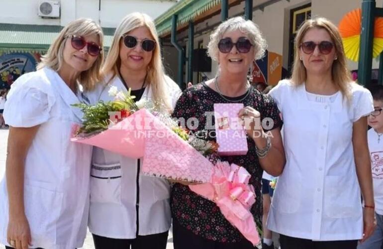 Imagen de Reconocimiento a Isabel Divecchio por sus 42 años de trabajo en la escuela Fiscal