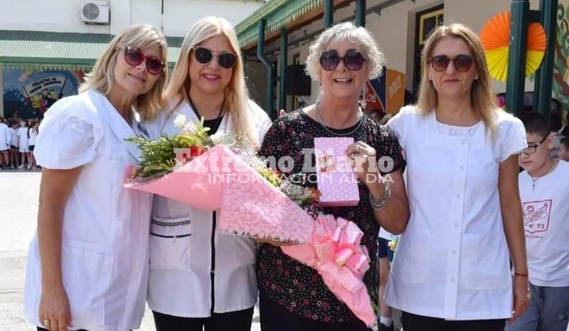 Imagen de Reconocimiento a Isabel Divecchio por sus 42 a&ntilde;os de trabajo en la escuela Fiscal