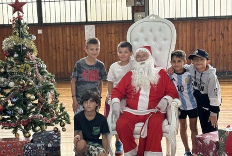 Imagen de Papá Noel visitó la Colonia de vacaciones de Unión.