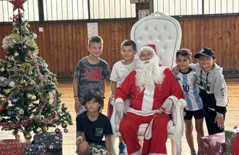 Imagen de Papá Noel visitó la Colonia de vacaciones de Unión.