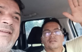 Dami&aacute;n junto a su amigo Daniel esta tarde mientras regresaban juntos a Arroyo Seco.