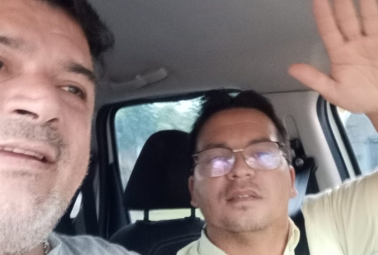 Dami&aacute;n junto a su amigo Daniel esta tarde mientras regresaban juntos a Arroyo Seco.