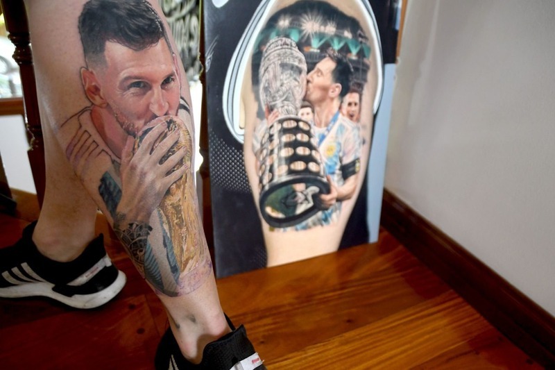 Imagen de Qu&eacute; mir&aacute; bobo, Messi besando la Copa y la silueta del Dibu, los tatuajes con m&aacute;s rating del Mundial