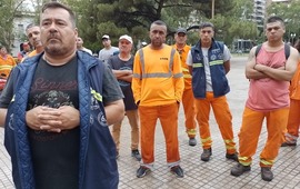 Imagen de Portuarios marcharon a la sede de Gobernaci&oacute;n por trabajadores despedidos