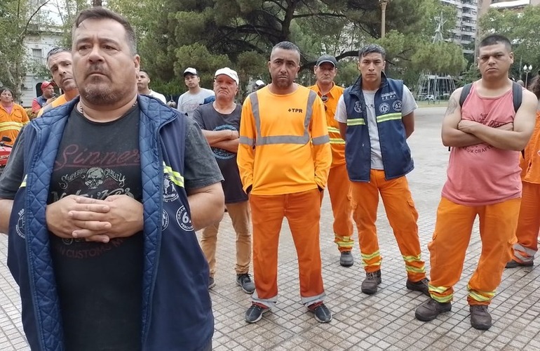 Imagen de Portuarios marcharon a la sede de Gobernación por trabajadores despedidos