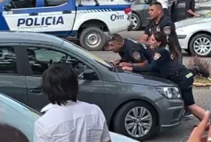 Imagen de Córdoba: automovilista detenido luego de arrastrar a dos policías en un control