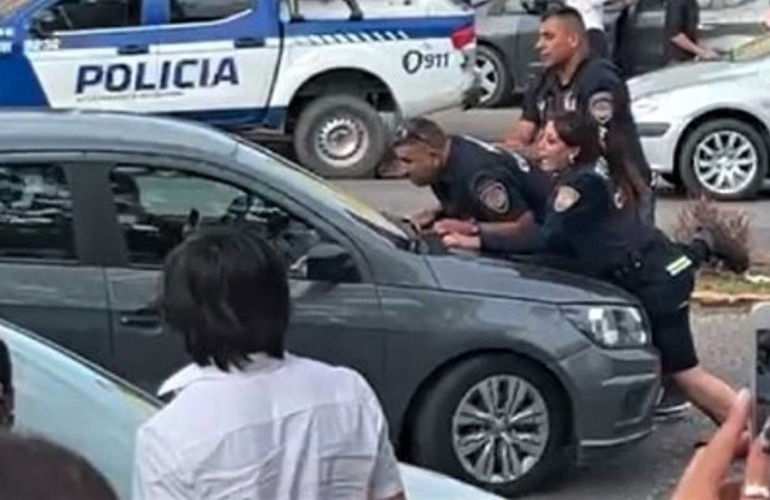 Imagen de Córdoba: automovilista detenido luego de arrastrar a dos policías en un control