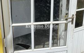 El ladr&oacute;n que entr&oacute; a robar violent&oacute; una de las puertas que da a la cocina.