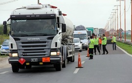 Imagen de Renuevan norma que restringe la circulaci&oacute;n de camiones en fines de semana largos y vacaciones