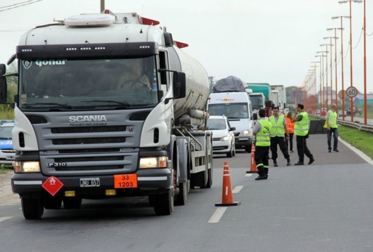 Imagen de Renuevan norma que restringe la circulación de camiones en fines de semana largos y vacaciones